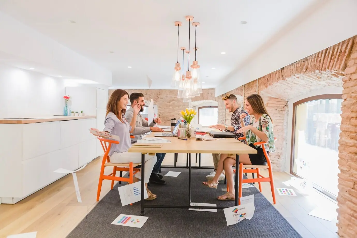 Menschen posieren inmitten fliegender Papiere.