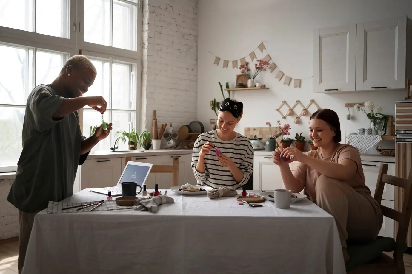 Vorderansicht von Freunden, die eine Maniküre bekommen.