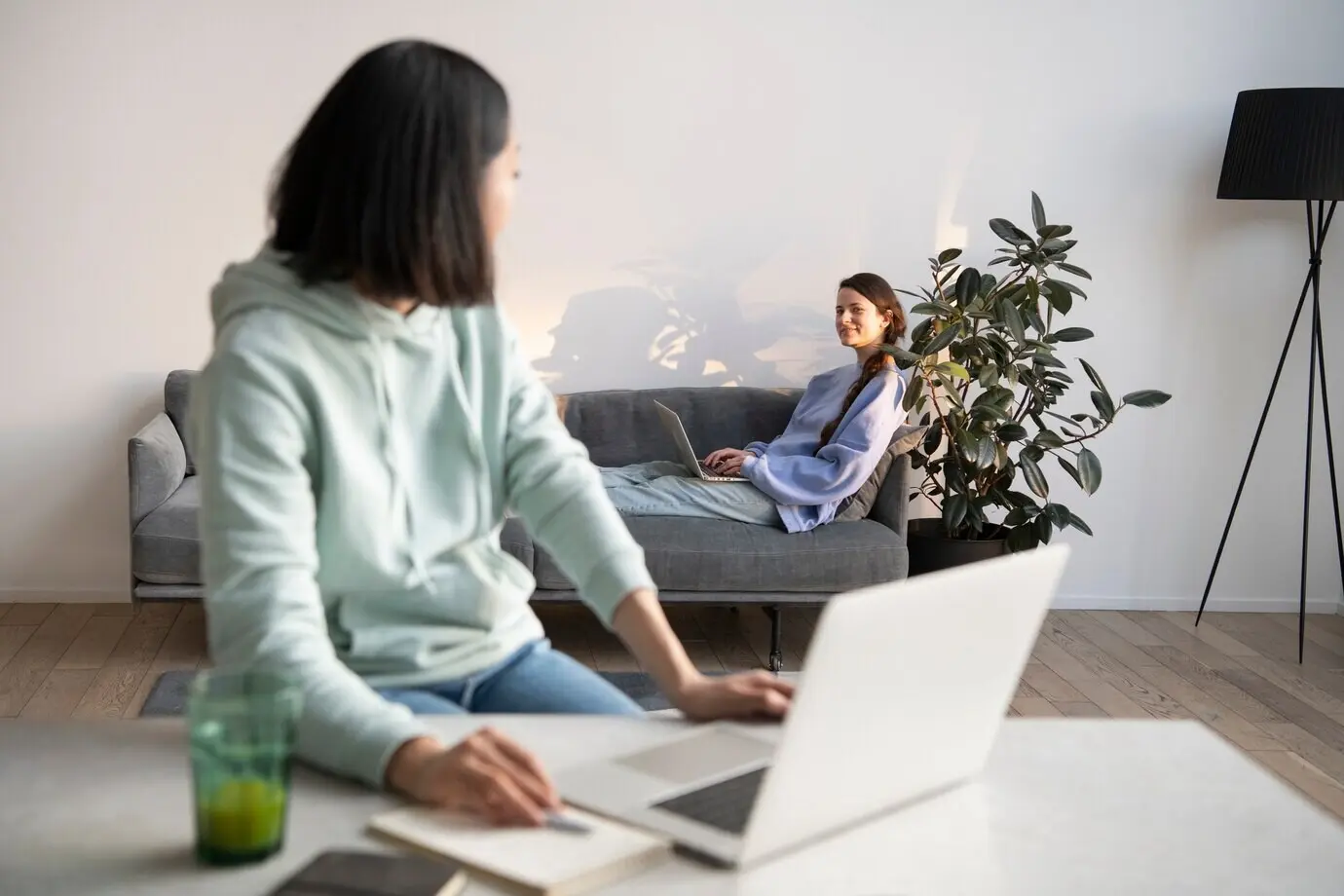 Mitbewohner, die Zeit miteinander verbringen