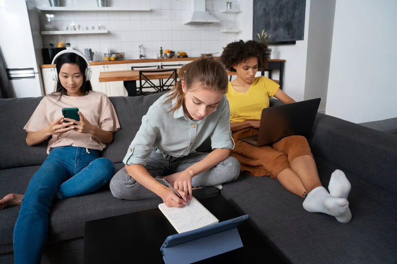 Mitbewohner, die glückliche Momente gemeinsam erleben.